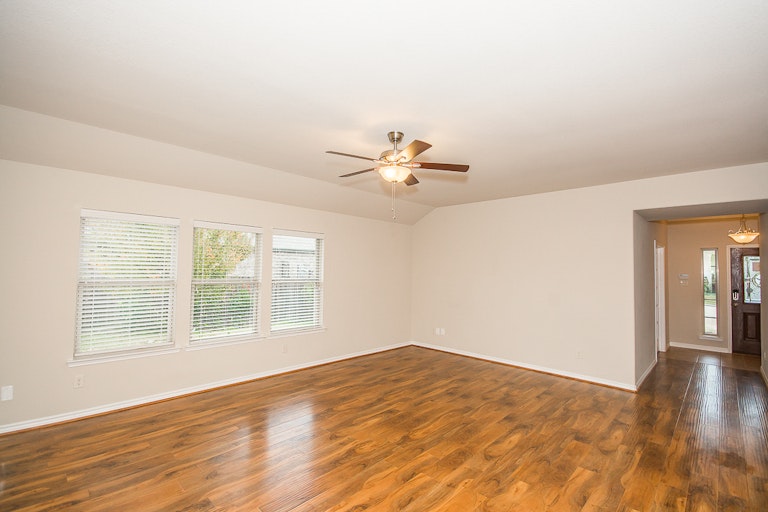 Photo 12 of 27 - 6076 Cedar Glen Dr, Grand Prairie, TX 75052