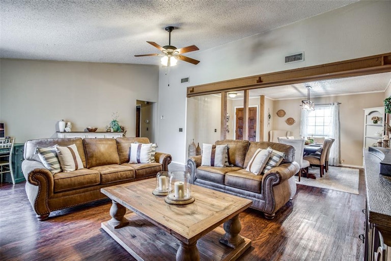 Photo 19 of 36 - 3008 Kensington Dr, Mesquite, TX 75150