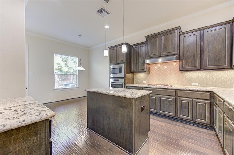 Photo 14 of 34 - 2811 Shadow Woods Ct, Houston, TX 77043