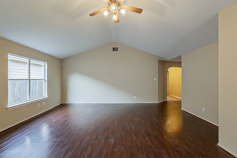 Photo 5 of 20 - 2327 Baxter Sta, San Antonio, TX 78245