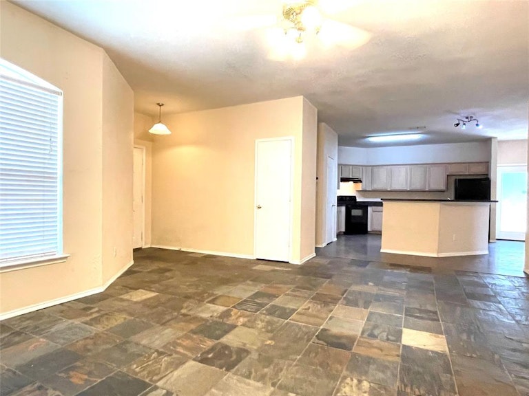 Photo 3 of 23 - 6328 Seal Cv, Fort Worth, TX 76179