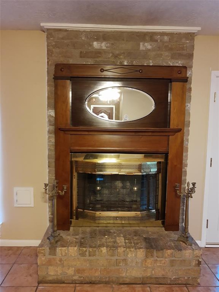Photo 5 of 39 - 10706 Sageyork Dr, Houston, TX 77089