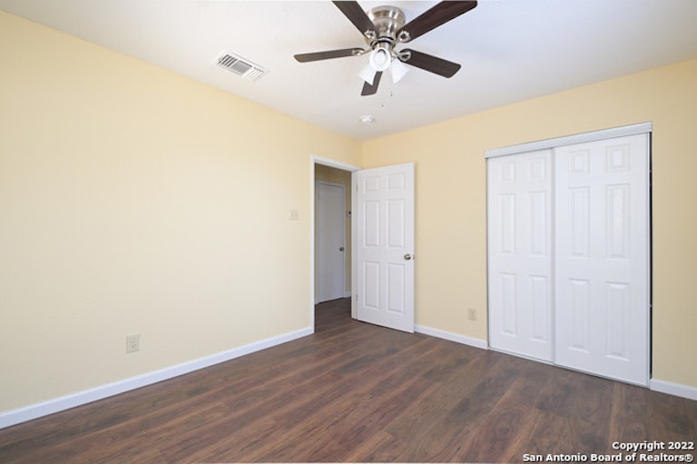 Photo 12 of 15 - 546 Prestwick Blvd, San Antonio, TX 78223