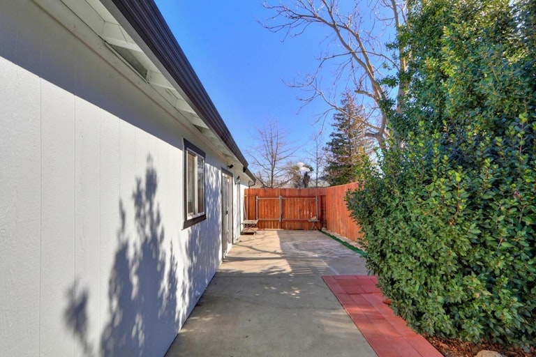 Photo 7 of 28 - 6235 Whitecliff Way, North Highlands, CA 95660