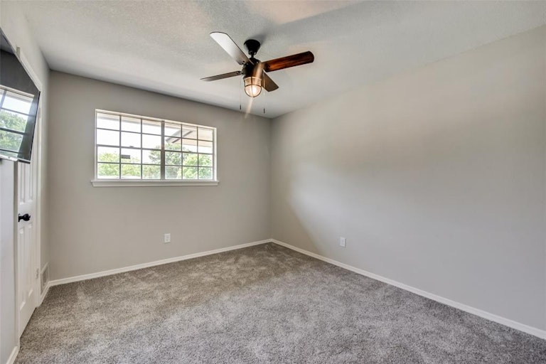 Photo 10 of 18 - 820 Ray Andra Dr, Desoto, TX 75115