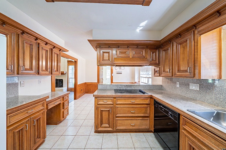 Photo 4 of 37 - 5522 Lone Cedar Dr, Kingwood, TX 77345