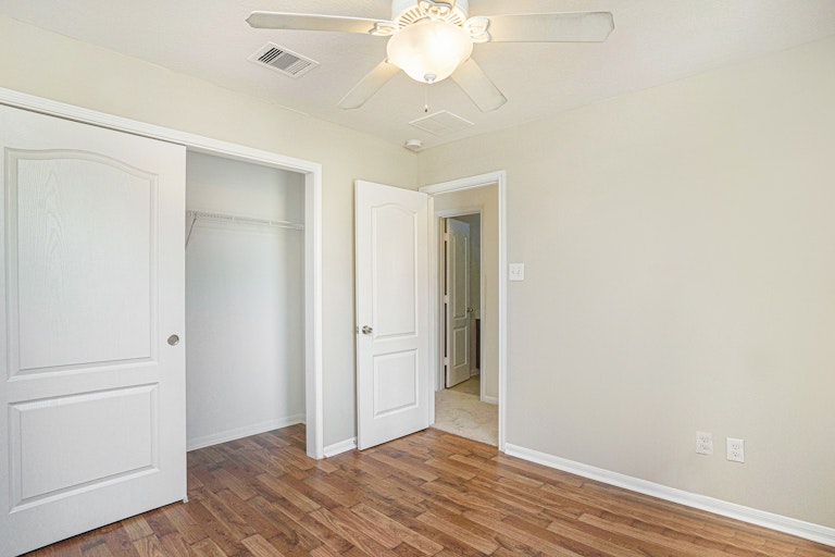 Photo 14 of 17 - 1315 Lucas St, Pearland, TX 77581