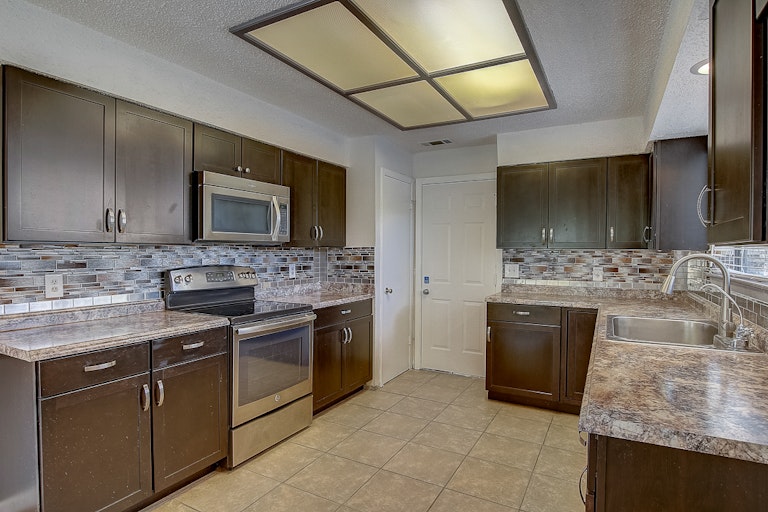 Photo 21 of 33 - 503 Quail Creek Dr, Round Rock, TX 78664