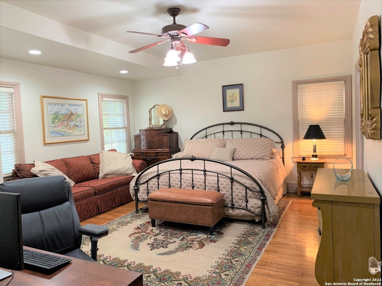 Photo 5 of 25 - 306 Corona Ave, San Antonio, TX 78209
