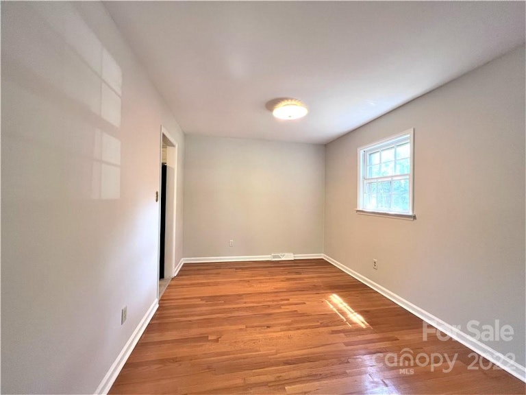 Photo 15 of 33 - 7427 Meadowdale Ln, Charlotte, NC 28212