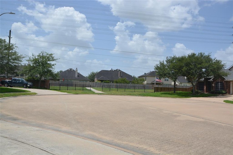Photo 3 of 26 - 2417 Canyon Springs Dr, Pearland, TX 77584