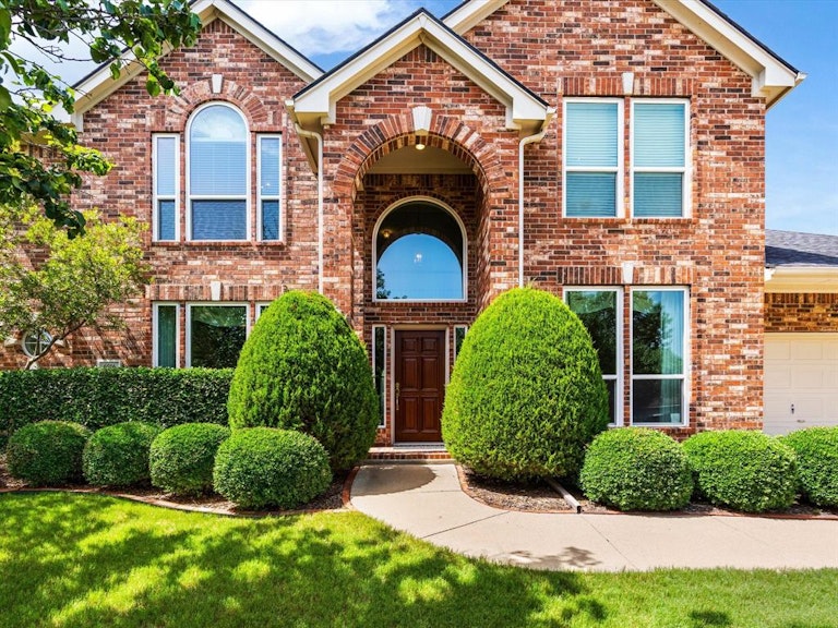 Photo 2 of 40 - 6916 Canyon Springs Rd, Fort Worth, TX 76132