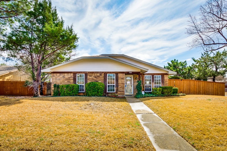 Photo 1 of 27 - 734 Red Wing Dr, Lewisville, TX 75067