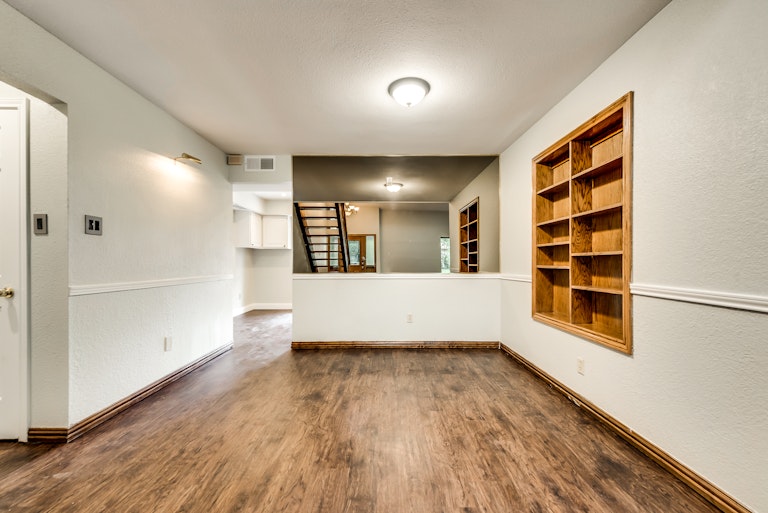 Photo 16 of 30 - 3421 Castle Rock Ln, Garland, TX 75044