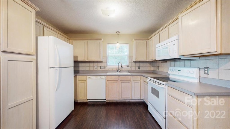 Photo 9 of 32 - 11841 Winter Pine Ln, Charlotte, NC 28269