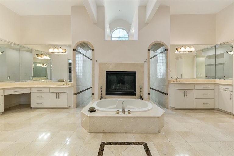 Photo 21 of 39 - 520 Blalock Rd, Houston, TX 77024