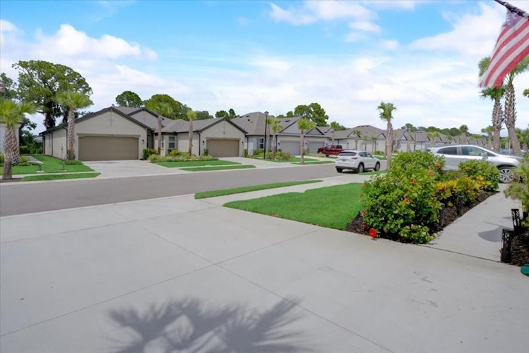 Photo 8 of 38 - 6026 Amberly Dr, Bradenton, FL 34208