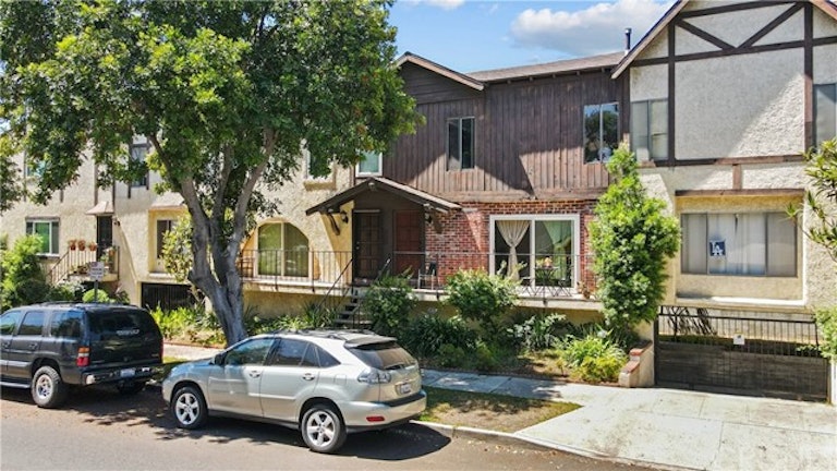 Photo 33 of 35 - 639 E Olive Ave #6, Burbank, CA 91501