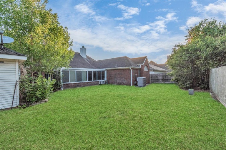 Photo 30 of 33 - 610 Ironwood Dr, Richmond, TX 77406
