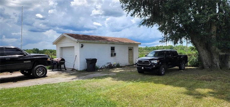 Photo 3 of 14 - 8225 Carey Rd, Lithia, FL 33547