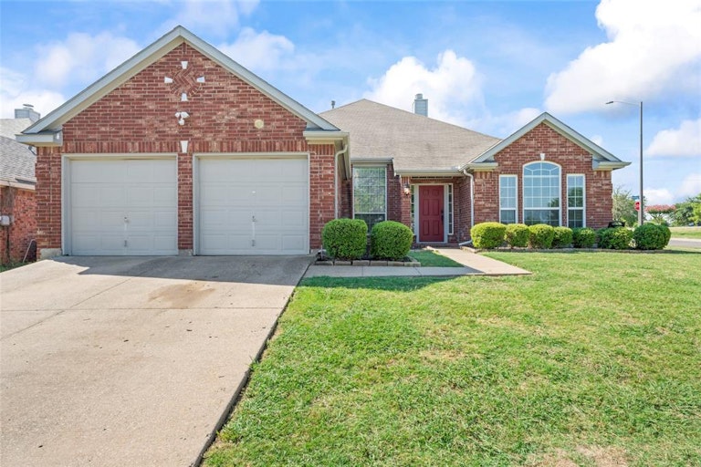 Photo 1 of 39 - 318 Fort Edward Dr, Arlington, TX 76002