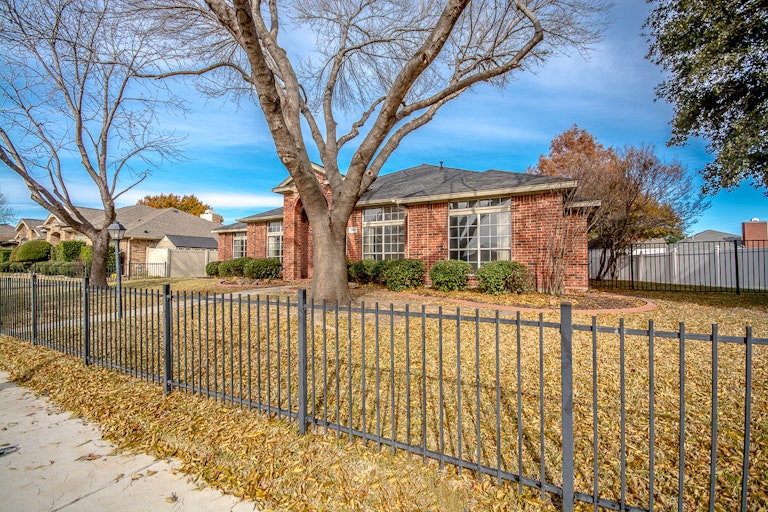 Photo 29 of 30 - 2906 Spartacus Dr, Grand Prairie, TX 75052