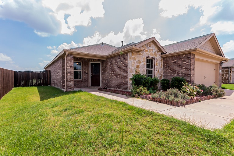 Photo 22 of 25 - 1307 Bent Grass Dr, Princeton, TX 75407