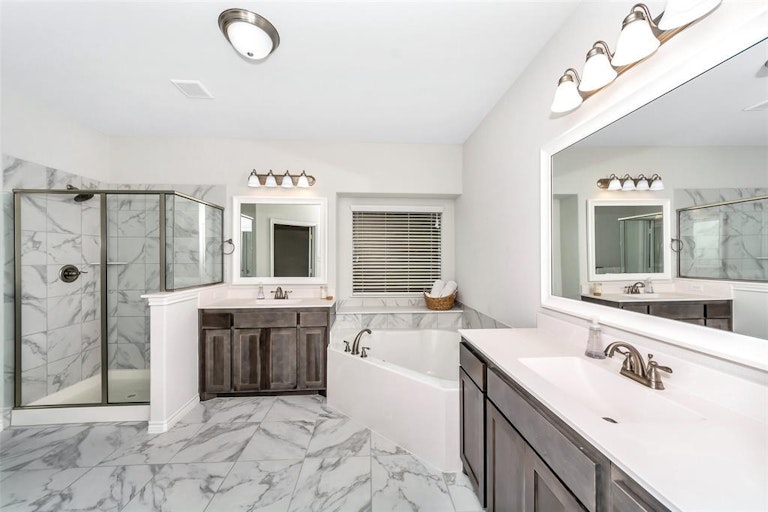 Photo 23 of 39 - 321 Strait Ln, Waxahachie, TX 75165
