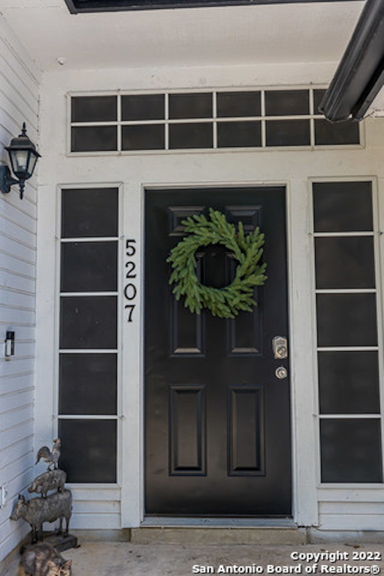 Photo 3 of 40 - 5207 Pine Lake Dr, San Antonio, TX 78244