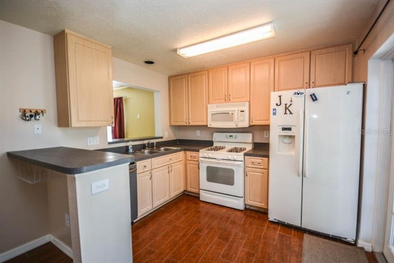 Photo 10 of 25 - 453 Summer Sails Dr, Valrico, FL 33594