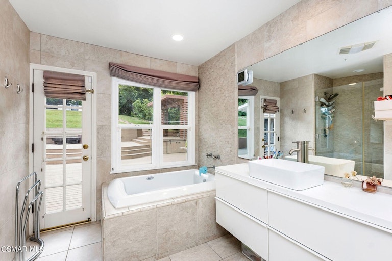 Photo 42 of 60 - 4641 Caritina Dr, Tarzana, CA 91356