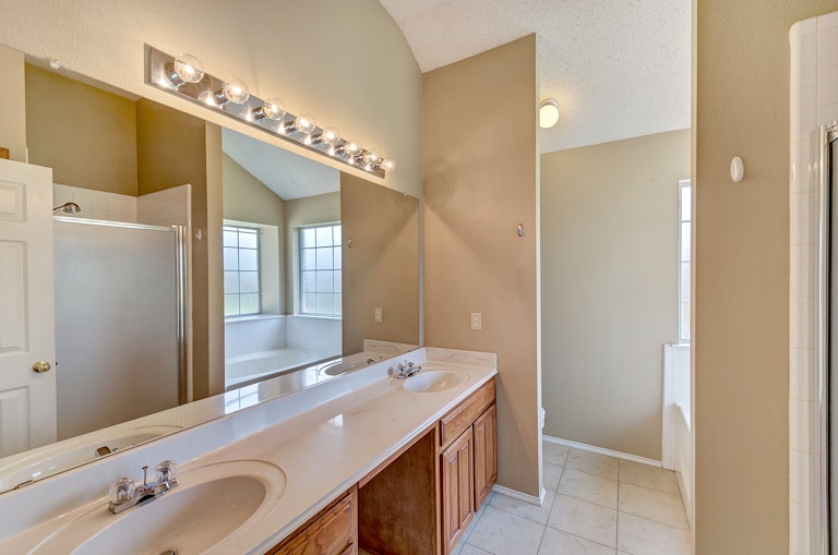 Photo 18 of 28 - 8755 Saranac Trl, Fort Worth, TX 76118