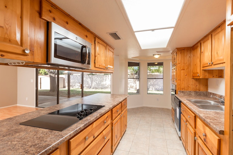Photo 9 of 20 - 5570 W Cortez St, Glendale, AZ 85304