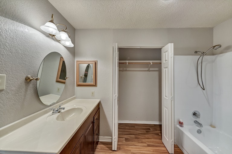 Photo 16 of 21 - 6401 Mercedes Dr, Arlington, TX 76001