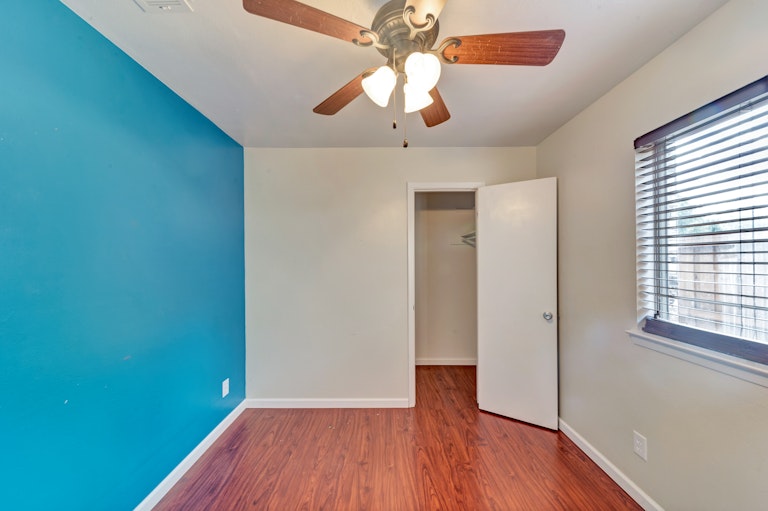 Photo 18 of 24 - 1918 Glenwick Ln, Irving, TX 75060