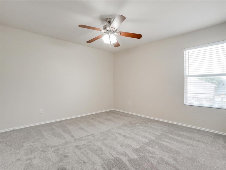 Photo 17 of 25 - 1604 Diamond Lake Trl, Justin, TX 76247