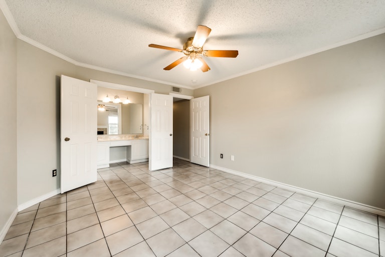 Photo 13 of 23 - 1105 Cherrytree Dr, Arlington, TX 76001