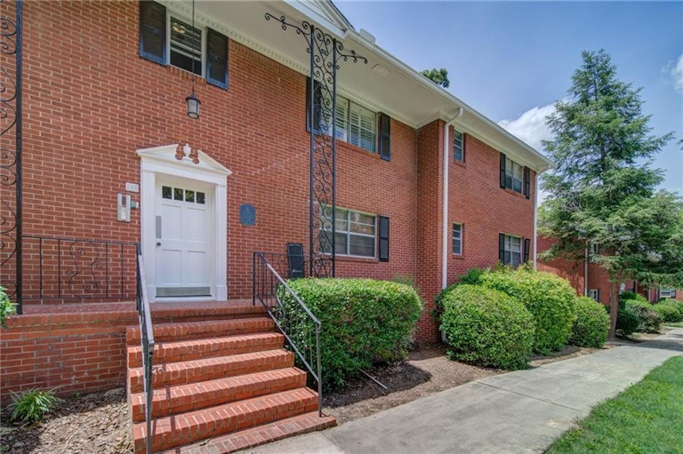 Photo 1 of 33 - 3660 Peachtree Rd NE Unit A8, Atlanta, GA 30319