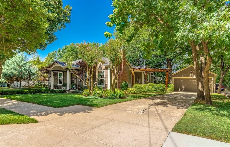 Photo 2 of 38 - 405 N Bradley St, McKinney, TX 75069