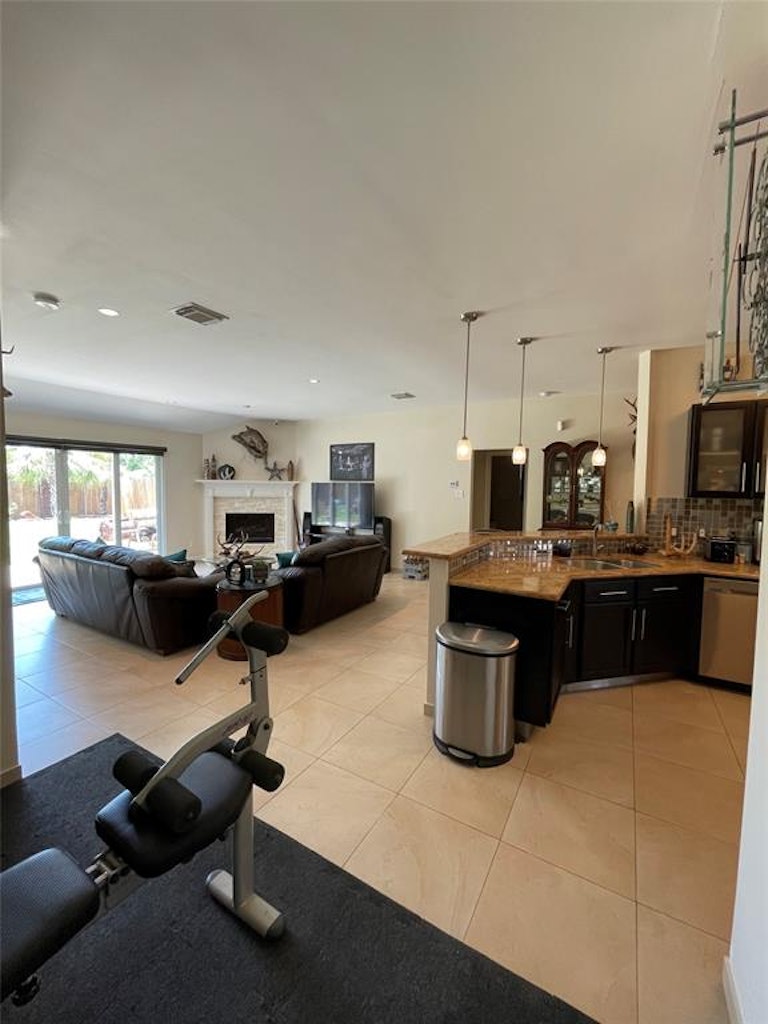 Photo 7 of 23 - 13811 River Keg Dr, Houston, TX 77083