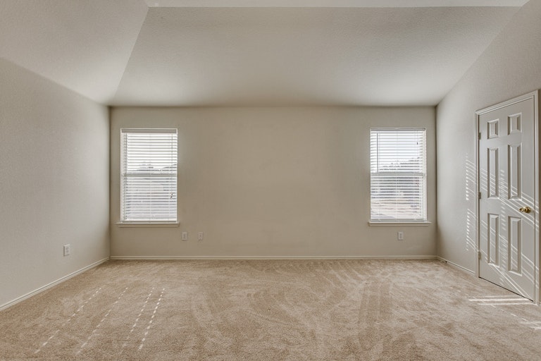 Photo 19 of 31 - 2700 Mountain Lion Dr, Fort Worth, TX 76244