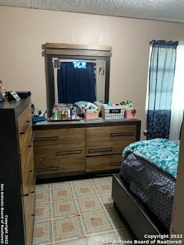 Photo 12 of 22 - 2911 Wendy St, San Antonio, TX 78210