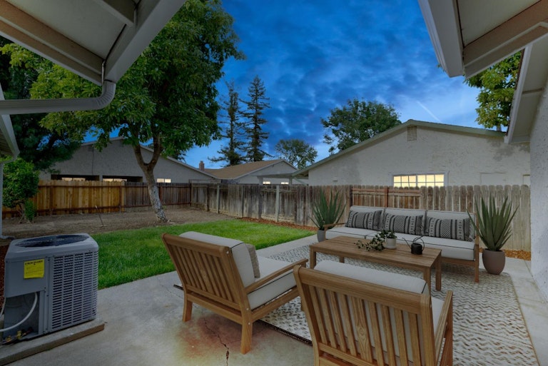 Photo 5 of 16 - 350 Valleywood Dr, Woodland, CA 95695